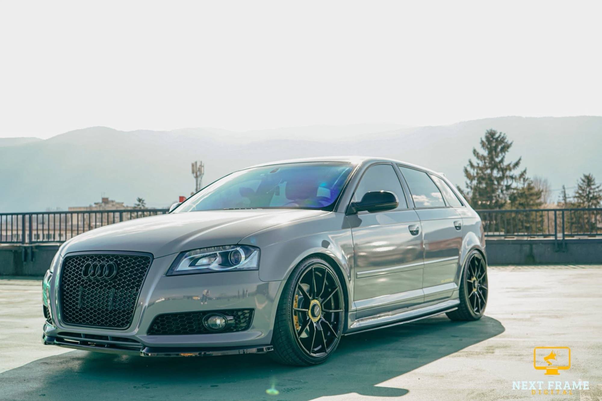Audi A3 na krovu parking garaže