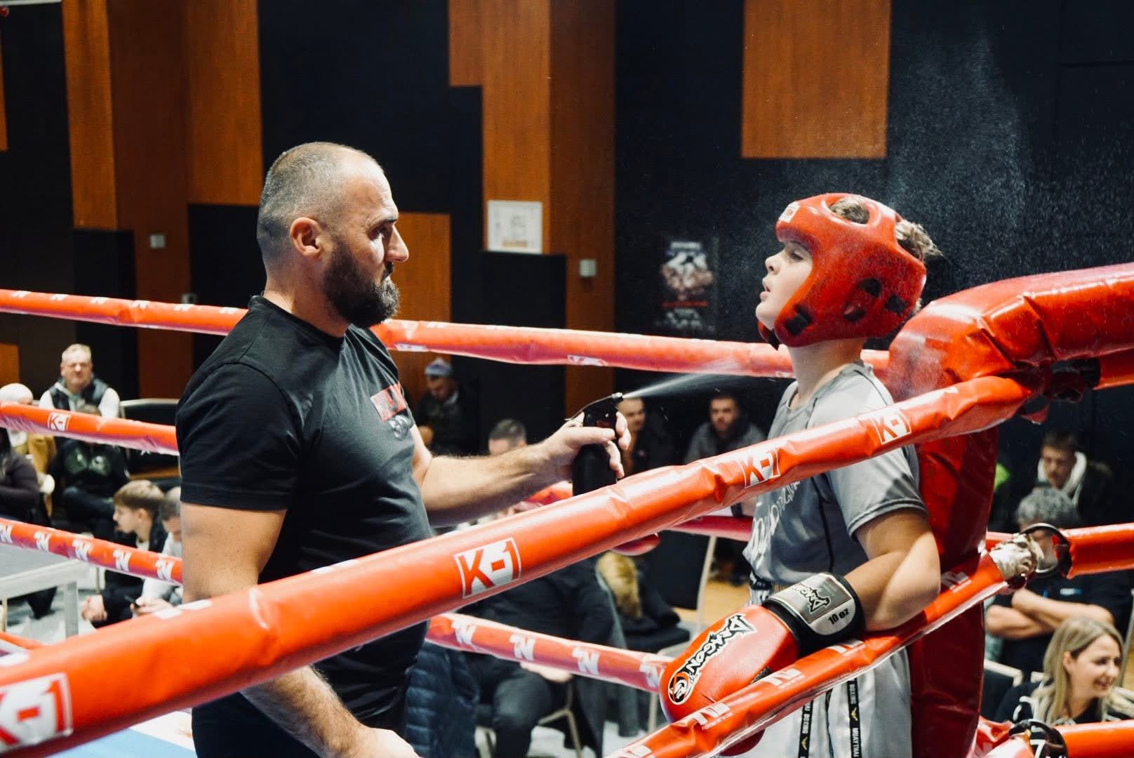 Trener i kickboks takmičar u uglu ringa