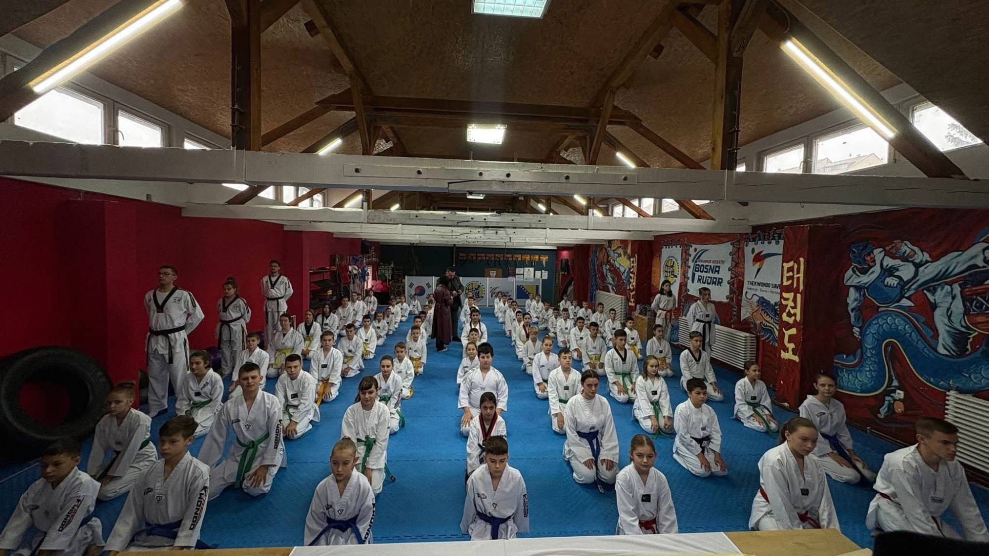 Grupa mladih taekwondo takmičara u dvorani