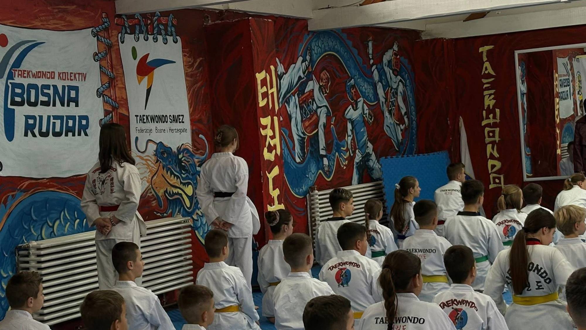 Djeca na taekwondo treningu ispred murala