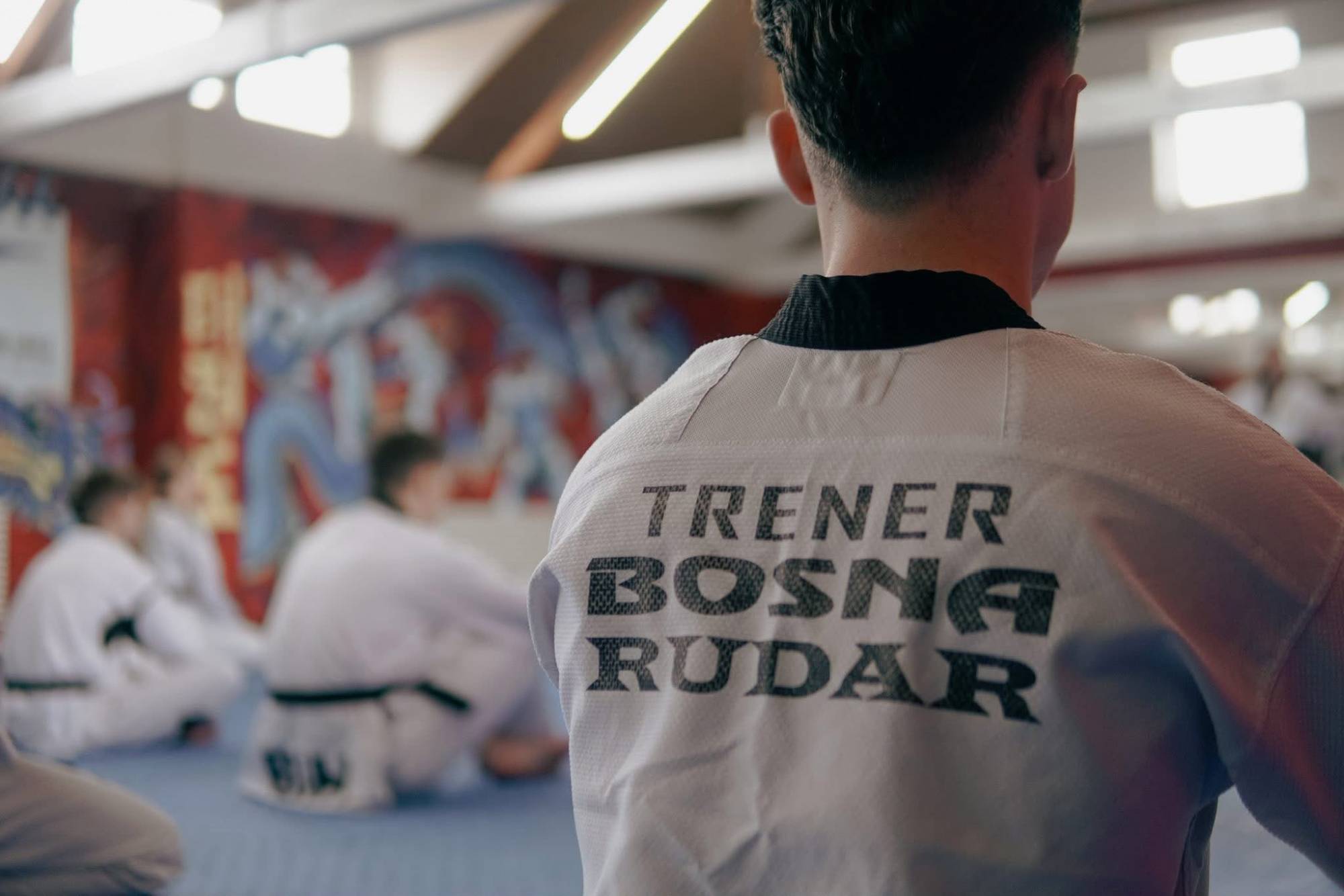 Leđa trenera sa natpisom Bosna Rudar