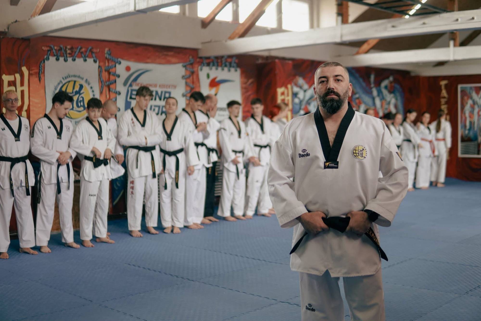 Taekwondo trener ispred polaznika u dvorani